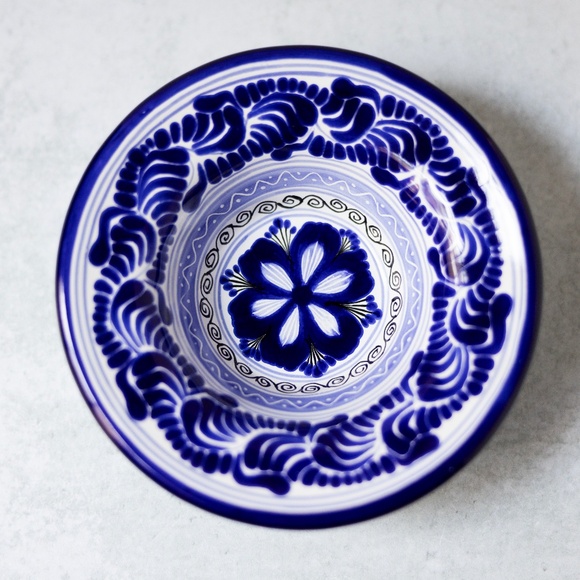 Blue & White Majolica-style Hand Painted Bowl by Hernandez of Puebla Mexico 6" - Picture 1 of 7